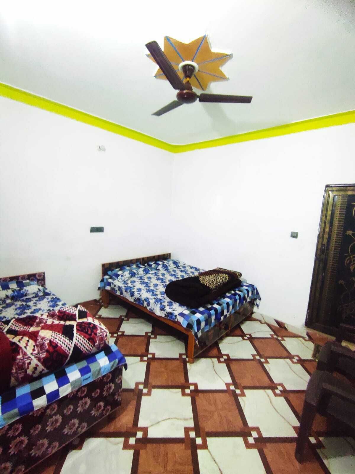 Quarto quádruplo standard, vista para a colina | Escrivaninha