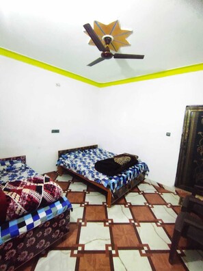 Quarto quádruplo standard, vista para a colina | Escrivaninha