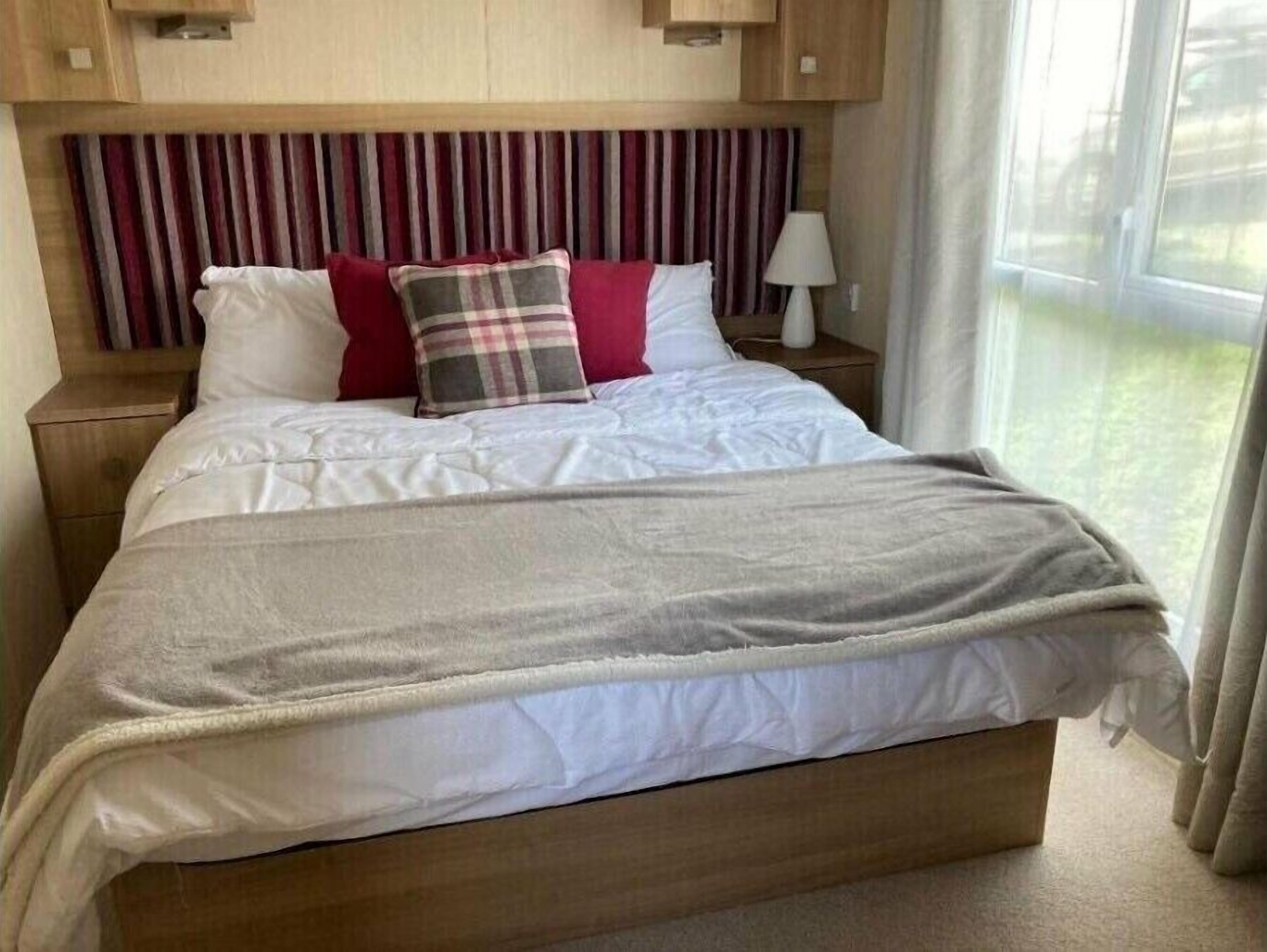 2 Schlafzimmer, individuell dekoriert, individuell eingerichtet