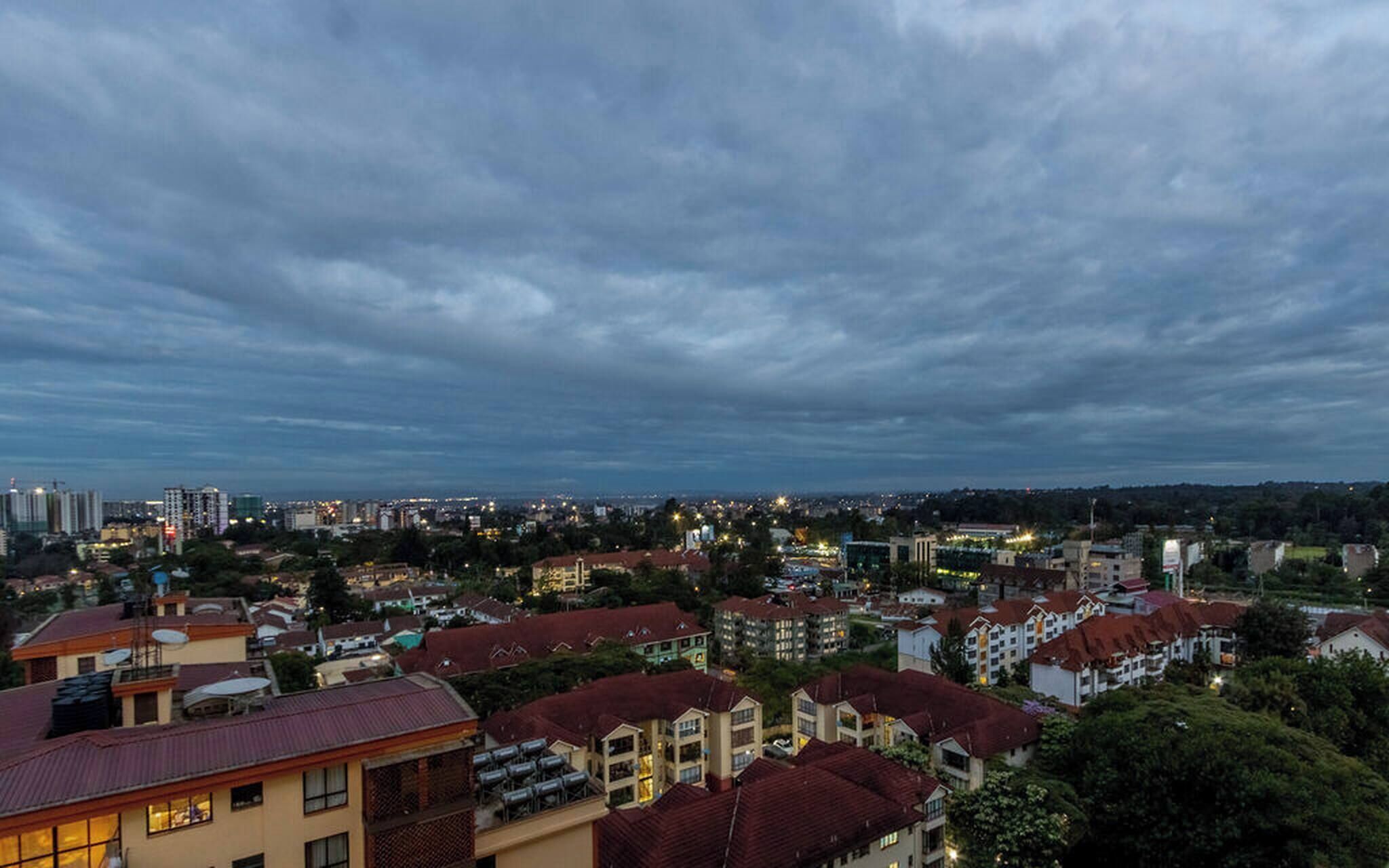 Un paisaje urbano con edificios residenciales, algunos con balcones y antenas parabólicas.