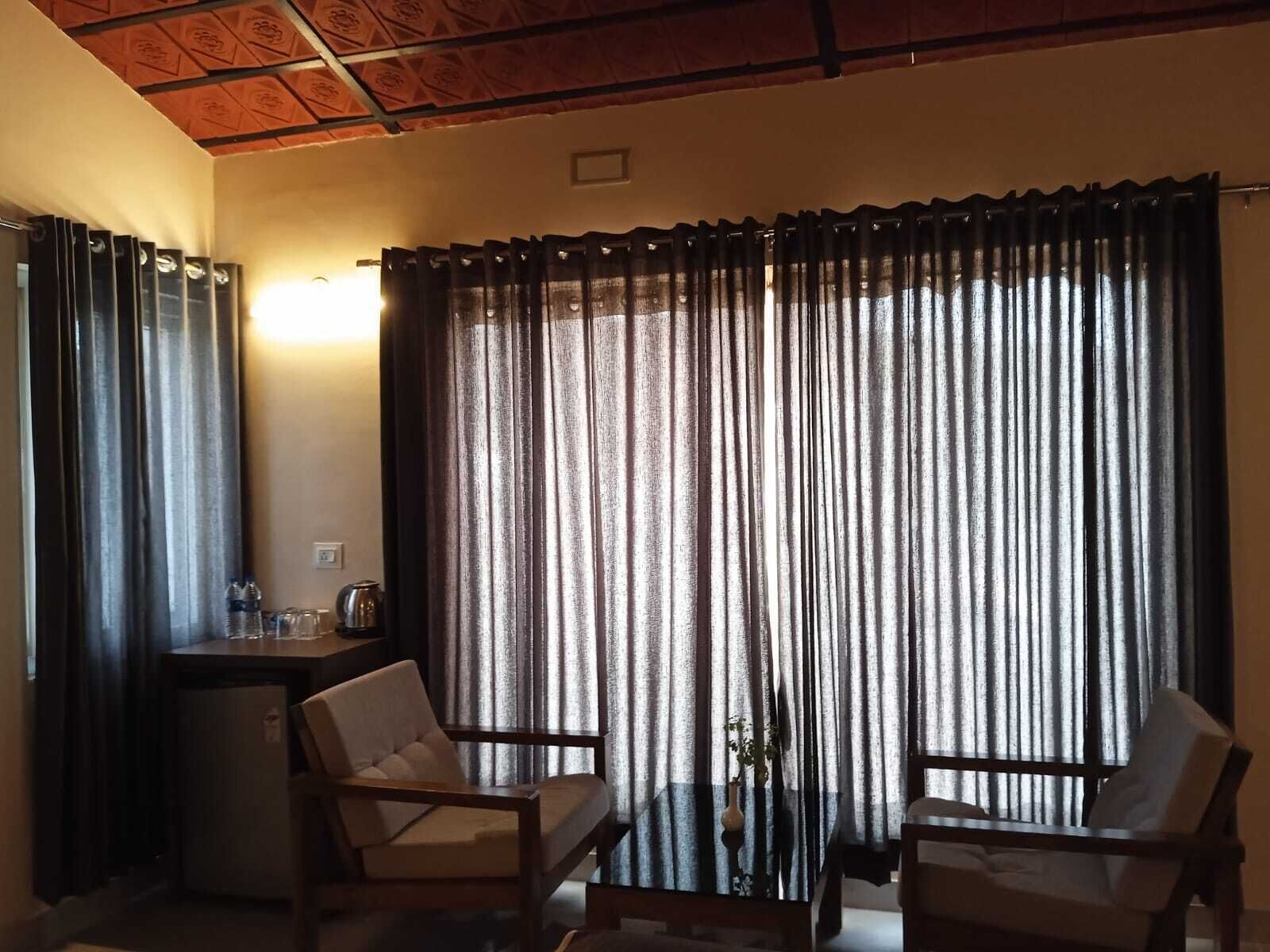Een bureau, een laptopwerkplek, gratis wifi, beddengoed