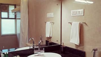 Deluxe Room | Bathroom | Shower, towels, soap, shampoo