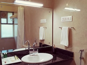 Chambre Deluxe | Salle de bain | Douche, serviettes fournies, savon, shampoing
