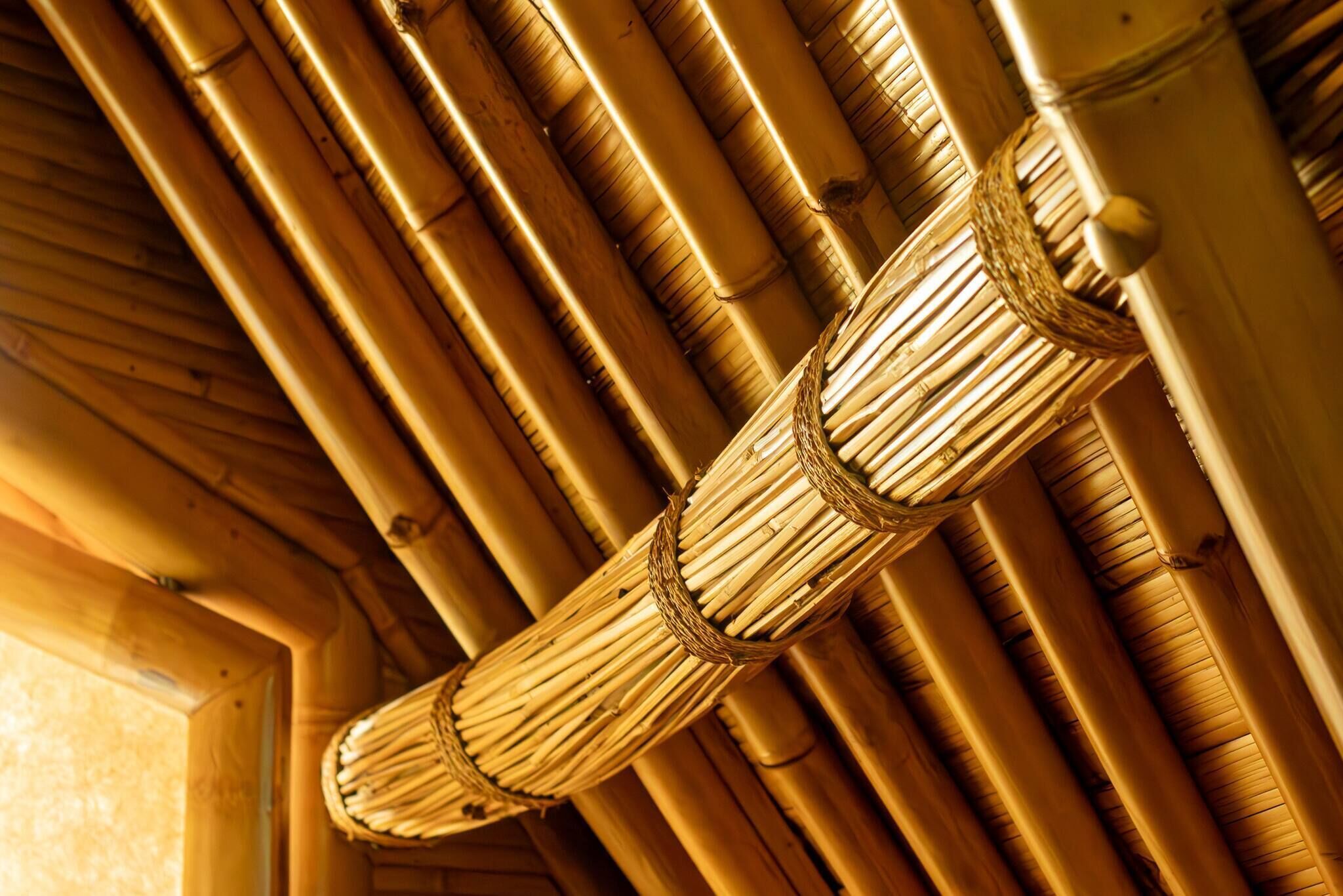 Une structure en bambou avec des éléments tissés.