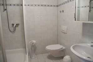 Bathroom - Holiday apartment with 2 bedrooms (Putbus \/ OT Güstelitz)