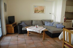 Living area - Holiday apartment with 2 bedrooms (Putbus \/ OT Güstelitz)