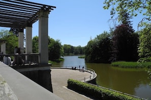 Une promenade au bord de la rivière, dotée d’une zone abritée et de bancs.