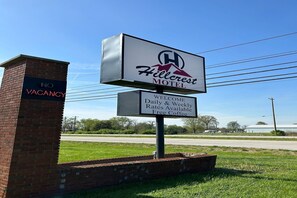 A Hillcrest Motel sign with a 'NO VACANCY' sign below it.