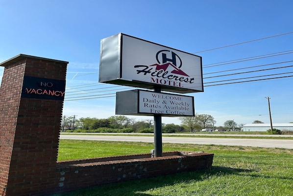 A Hillcrest Motel sign with a 'NO VACANCY' sign below it.