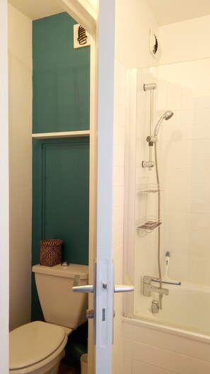 Bathroom - Vrbo Property (Vannes)
