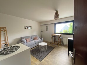 Living area - Vrbo Property (Vannes)