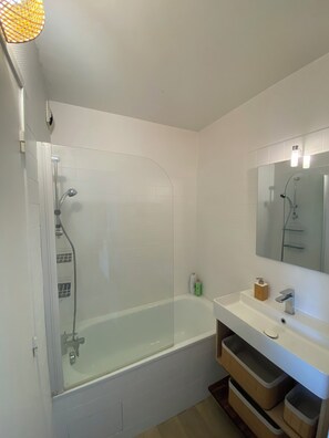 Bathroom - Vrbo Property (Vannes)
