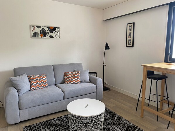 Living area - Vrbo Property (Vannes)