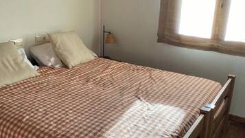 3 slaapkamers, een strijkplank/strijkijzer, wifi, beddengoed