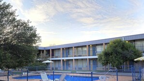 Un hôtel doté d’une piscine, d’un espace extérieur aménagé et d’une courClose.