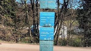 A directional signpost with multiple route options and distances in kilometers. - Modern Apartment Near Aachen & Dreiländereck (Kelmis)