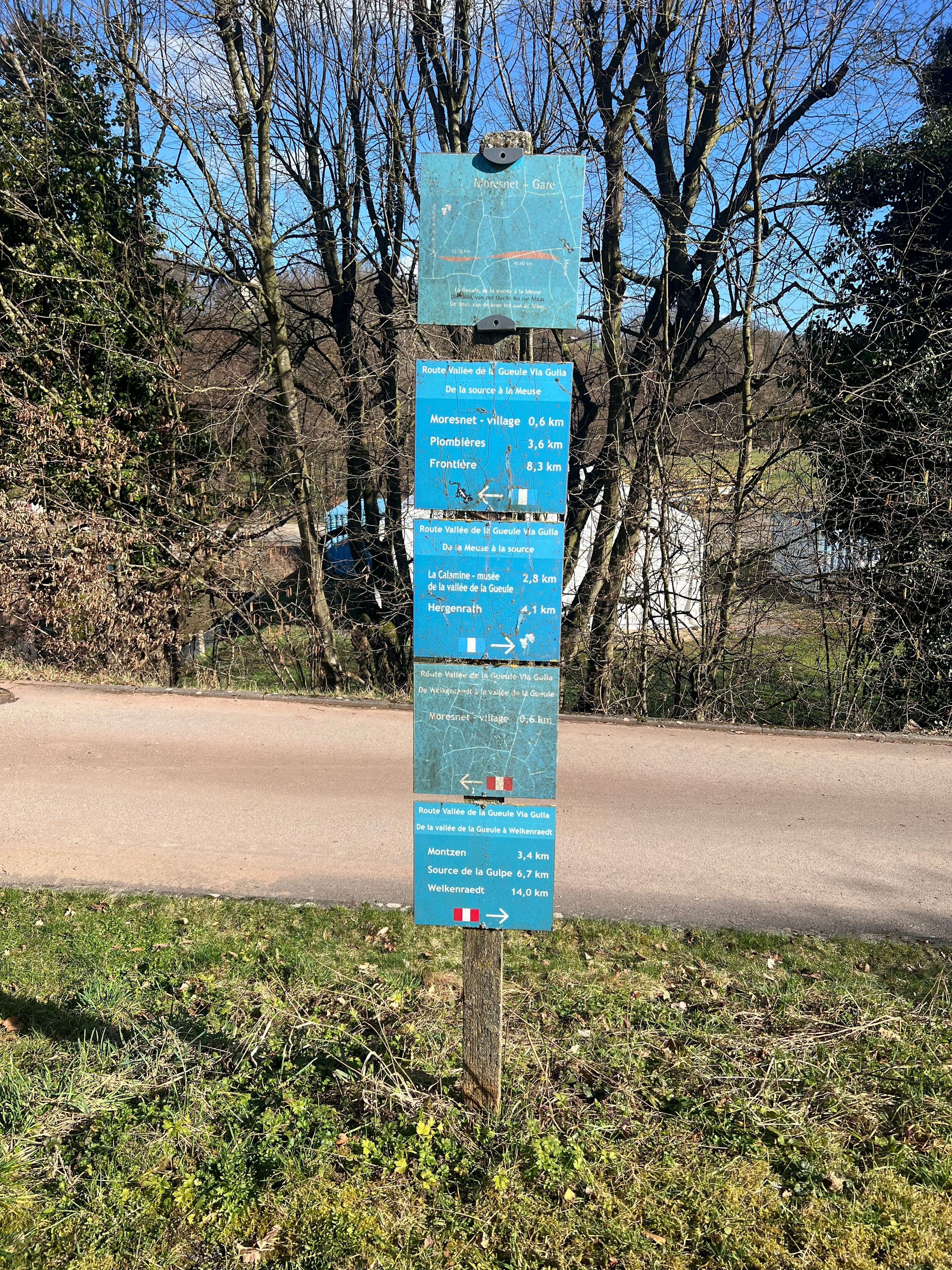 A directional signpost with multiple route indications and distances in kilometers.