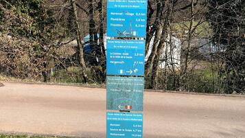 A directional signpost with multiple route indications and distances in kilometers.