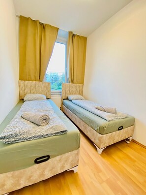 Eenvoudig appartement | Een strijkplank/strijkijzer