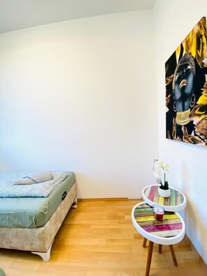 Eenvoudig appartement | Een strijkplank/strijkijzer