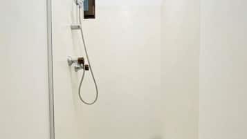 Basic-Apartment | Badezimmer | Dusche, kostenlose Toilettenartikel, Haartrockner, Handtücher