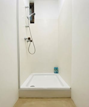 Apartamento básico | Baño | Ducha, artículos de higiene personal gratuitos y secador de pelo