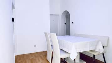 Basic Apartment | Private kitchen | Fridge, oven, stovetop, cookware/dishes/utensils