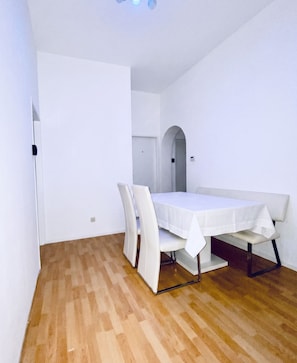 Apartamento básico | Cocina privada | Frigorífico, horno, placa de cocina y utensilios de cocina