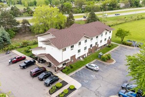 Exterior - 2 Full Beds|Non-Smoking (Lansing MI)