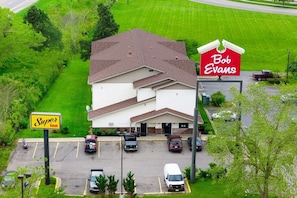 A Super Inn and Bob Evans restaurant with a parking lot and a green lawn.