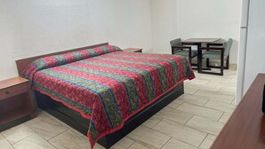 Ein Schlafzimmer mit einem Bett, einem Schreibtisch und einem Stuhl.