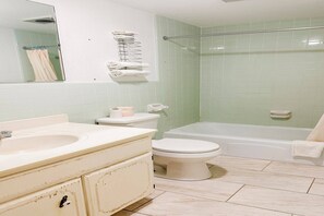 Bathroom - Full Bed|Non-Smoking (Marked Tree)