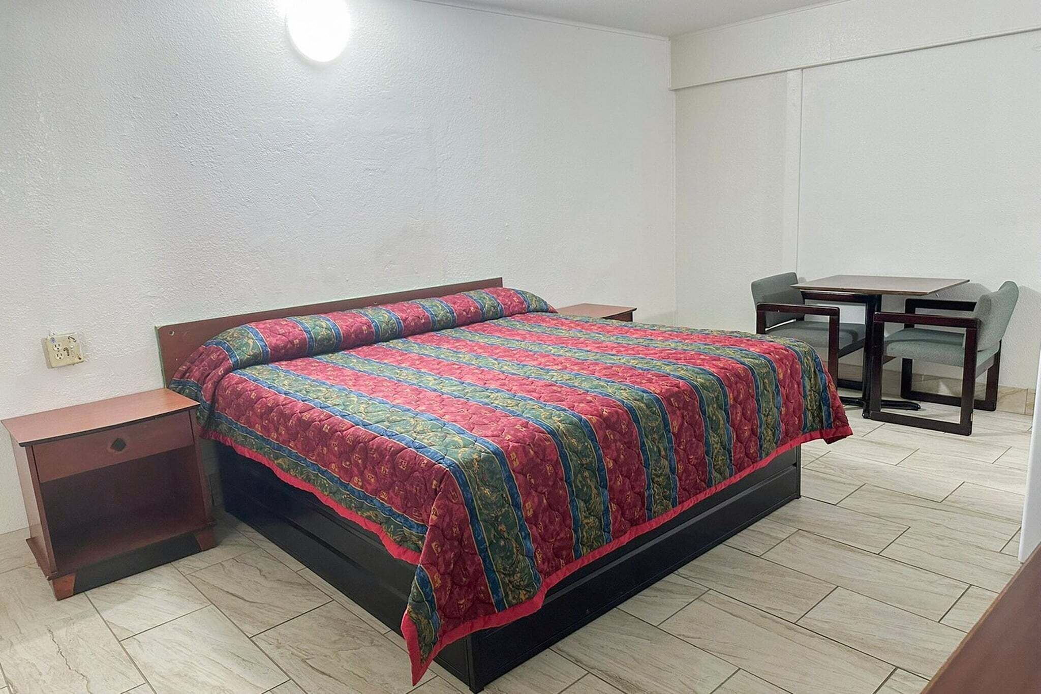 Room. Full Bed|Non-Smoking