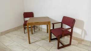 Une pièce d’angle avec une table en bois et deux chaises.