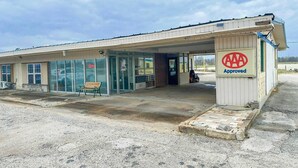 Un bâtiment doté d’une entrée abritée, d’un banc à l’extérieur et d’un panneau indiquant qu’il s’agit d’un établissement agréé par l’AAA.