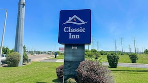 Un letrero azul con el logotipo de Classic Inn y el número 5119.