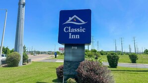 Een blauw bord met het Classic Inn logo en nummer 5119.