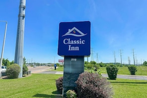 A blue sign with the Classic Inn logo and the number 5119.