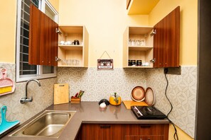 Deluxe Single Room | Private kitchen | Mini-fridge, stovetop, cookware/dishes/utensils - Sleepo Stay (Indore)