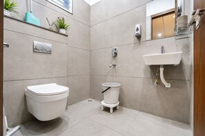 Deluxe Single Room | Bathroom | Towels, soap, shampoo, toilet paper - Sleepo Stay (Indore)