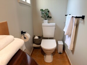 Douche, serviettes fournies, savon, papier toilette