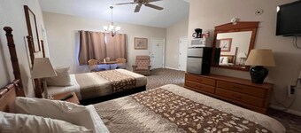 Suite 2 Queen Beds|Non-Smoking