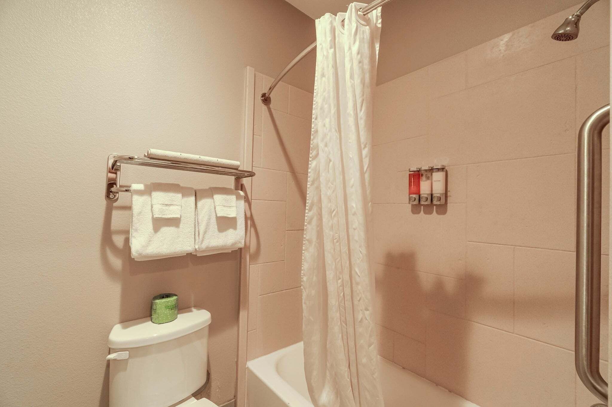 Douche, séchoir à cheveux, serviettes fournies