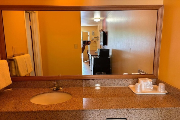 Bathroom - King Bed|Non-Smoking (Newport News PA)