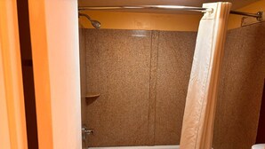 Ein Badezimmer mit Badewanne, Dusche und Toilette.