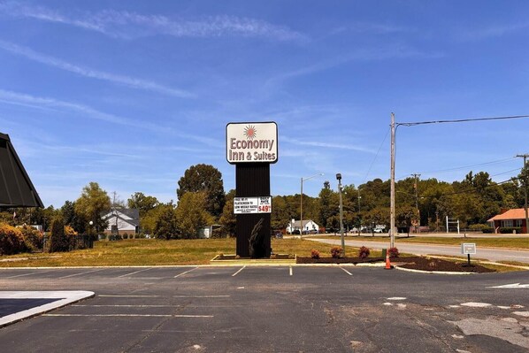 Property grounds - 2 Full Bed|Smk|Newport News PA (Newport News PA)