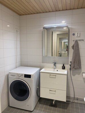 Bathroom - Modern studio next to Finnoo metro - BossHomes Tuohi (Espoo)