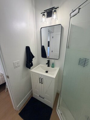Shower, hair dryer, towels, toilet paper - Charming, newly built studio in tranquil Gilbert with refreshing AC (Gilbert)