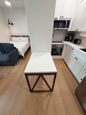 Iron/ironing board, WiFi, bed sheets - Charming, newly built studio in tranquil Gilbert with refreshing AC (Gilbert)