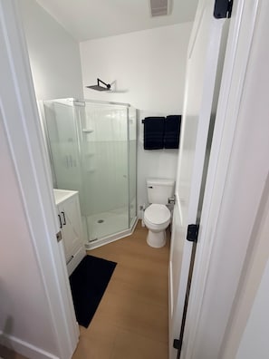 Dusche, Haartrockner, Handtücher, Toilettenpapier